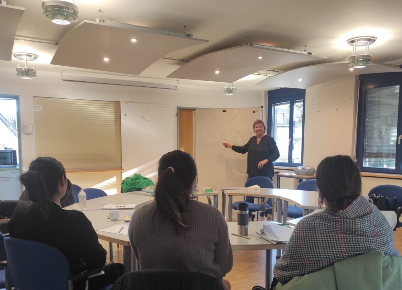 Alphabetisierungskurs für Frauen mit Kinderbetreuung